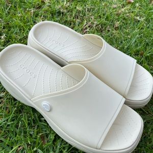 🐊CROCS - NEW⭐️ slip on Platforms. Sooo Comfy n stylish